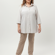 Πουκάμισο plus size ριγέ σε λευκό‑γκρι. Loose εφαρμογή, ανάλαφρο ύφασμα και μανίκια 3/4 για άνετο, κομψό καθημερινό στυλ.