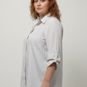 Πουκάμισο plus size ριγέ σε λευκό‑γκρι. Loose εφαρμογή, ανάλαφρο ύφασμα και μανίκια 3/4 για άνετο, κομψό καθημερινό στυλ.
