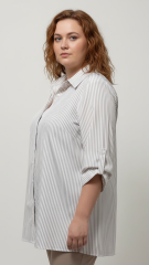 Πουκάμισο plus size ριγέ σε λευκό‑γκρι. Loose εφαρμογή, ανάλαφρο ύφασμα και μανίκια 3/4 για άνετο, κομψό καθημερινό στυλ.
