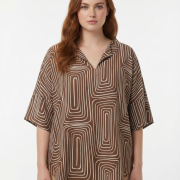 Μπλούζα Plus Size με Γεωμετρικό Print – Καφέ & Λευκό