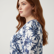 Μπλούζα plus size με μπλε botanical print σε λευκή βάση. V λαιμόκοψη, άνετη εφαρμογή και ανάλαφρο ύφασμα για κομψές, δροσερές καθημερινές εμφανίσεις.