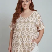 Μπλούζα Μεγάλων Μεγεθών με V & Μοτίβο – Φυσική Κομψότητα & Άνεση