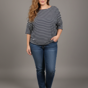 Μπλούζα plus size με μαύρες και λευκές ρίγες, loose εφαρμογή και μανίκια ως τον αγκώνα. Άνετη και κομψή για κάθε μέρα