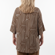 Μπλούζα Plus Size με Γεωμετρικό Print – Καφέ & Λευκό