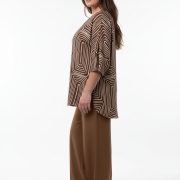 Μπλούζα Plus Size με Γεωμετρικό Print – Καφέ & Λευκό