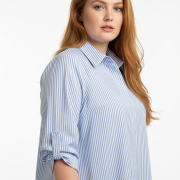 Πουκάμισο plus size ριγέ σε γαλάζιο‑λευκό. Loose εφαρμογή, ανάλαφρο ύφασμα και μανίκια 3/4 για άνετο, κομψό καθημερινό στυλ.