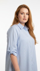 Πουκάμισο plus size ριγέ σε γαλάζιο‑λευκό. Loose εφαρμογή, ανάλαφρο ύφασμα και μανίκια 3/4 για άνετο, κομψό καθημερινό στυλ.