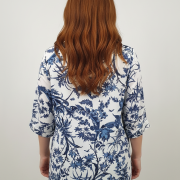 Μπλούζα plus size με μπλε botanical print σε λευκή βάση. V λαιμόκοψη, άνετη εφαρμογή και ανάλαφρο ύφασμα για κομψές, δροσερές καθημερινές εμφανίσεις.