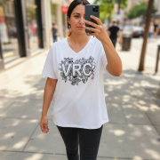 Μπλούζα plus size με V‑λαιμόκοψη και floral VRC print. Άνετη, δροσερή και ιδανική για casual ή chic εμφανίσεις με μοντέρνο χαρακτήρα.