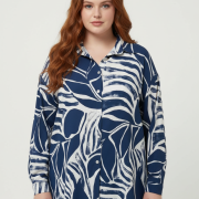 Πουκάμισο Plus Size με Abstract Navy‑White Print – Κομψό & Μοντέρνο