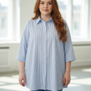 Πουκάμισο plus size ριγέ σε γαλάζιο‑λευκό. Loose εφαρμογή, ανάλαφρο ύφασμα και μανίκια 3/4 για άνετο, κομψό καθημερινό στυλ.