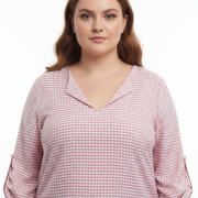 Μπλούζα Plus Size Καρό με V Λαιμόκοψη – Ροζ & Λευκό