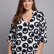 Μπλούζα Plus Size Ασπρόμαυρη με Abstract Print – Άνετη & Μοντέρνα
