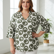 Μπλούζα Plus Size Άσπρη‑Πράσινη με Γεωμετρικό Print – Κομψή & Δροσερή