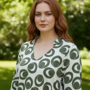 Μπλούζα Plus Size Άσπρη‑Πράσινη με Γεωμετρικό Print – Κομψή & Δροσερή