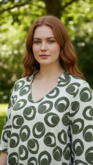 Μπλούζα Plus Size Άσπρη‑Πράσινη με Γεωμετρικό Print – Κομψή & Δροσερή