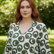 Μπλούζα Plus Size Άσπρη‑Πράσινη με Γεωμετρικό Print – Κομψή & Δροσερή