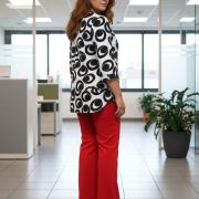 Μπλούζα Plus Size Ασπρόμαυρη με Abstract Print – Άνετη & Μοντέρνα