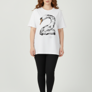Μπλούζα Plus Size Λευκή με Swan LOVE Print – Ρομαντική & Μοντέρνα