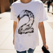 Μπλούζα Plus Size Λευκή με Swan LOVE Print – Ρομαντική & Μοντέρνα