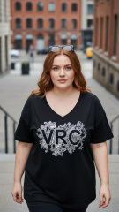 Μπλούζα Plus Size V‑Neck Μαύρη με Floral VRC Print – Μοντέρνα & Κομψή