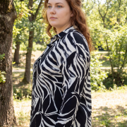 Πουκάμισο Plus Size με Abstract Μαύρο‑Λευκό Print – Κομψό & Μοντέρνο