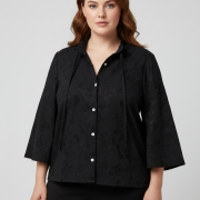 Μαύρο πουκάμισο plus size με φιόγκο και διακριτικό floral print. Κομψό, άνετο και ιδανικό για office και chic εμφανίσεις.