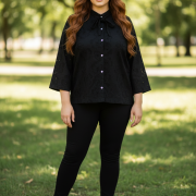 Μαύρο πουκάμισο plus size με φιόγκο και διακριτικό floral print. Κομψό, άνετο και ιδανικό για office και chic εμφανίσεις.