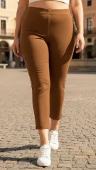 Ελαστικό Παντελόνι Plus Size Καφέ με Λάστιχο & Ανοίγματα – Cropped Pull‑On Fit