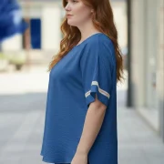 Μπλε Μπλούζα Plus Size με Λευκό Ρέλι – Άνετη & Minimal Chic