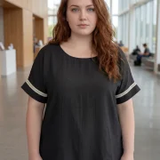 Μαύρη Μπλούζα Plus Size με Διακοσμητικό Ρέλι – Κομψή & All‑Day Chic