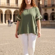 Λαδί Μπλούζα Plus Size με Διακοσμητικό Ρέλι – Άνετη & Chic