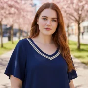Μπλε Μπλούζα V‑Neck με Διακοσμητικό Ρέλι – Plus Size Chic