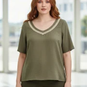Λαδί Μπλούζα V‑Neck με Διακοσμητικό Ρέλι – Plus Size Chic