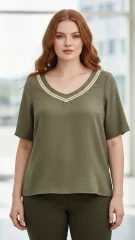 Λαδί Μπλούζα V‑Neck με Διακοσμητικό Ρέλι – Plus Size Chic