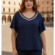 Μπλε Μπλούζα V‑Neck με Διακοσμητικό Ρέλι – Plus Size Chic