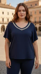 Μπλε Μπλούζα V‑Neck με Διακοσμητικό Ρέλι – Plus Size Chic