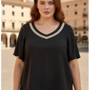 Μαύρη μπλούζα V‑neck με διακοσμητικό ρέλι. Premium, chic και ιδανική για casual, office και city εμφανίσεις με άνεση όλη μέρα.