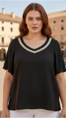 Μαύρη μπλούζα V‑neck με διακοσμητικό ρέλι. Premium, chic και ιδανική για casual, office και city εμφανίσεις με άνεση όλη μέρα.