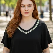 Μαύρη Μπλούζα V‑Neck με Διακοσμητικό Ρέλι – Premium & Chic