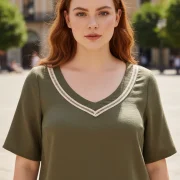 Λαδί Μπλούζα V‑Neck με Διακοσμητικό Ρέλι – Plus Size Chic