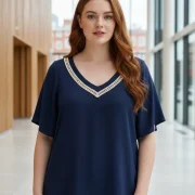 Μπλε Μπλούζα V‑Neck με Διακοσμητικό Ρέλι – Plus Size Chic