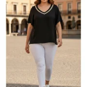 Μαύρη Μπλούζα V‑Neck με Διακοσμητικό Ρέλι – Premium & Chic