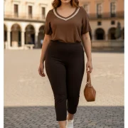 Καφέ Μπλούζα V‑Neck με Διακοσμητικό Ρέλι – Plus Size Elegance