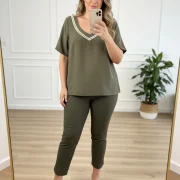 Λαδί Μπλούζα V‑Neck με Διακοσμητικό Ρέλι – Plus Size Chic