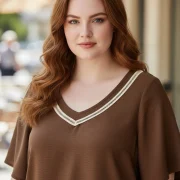 Καφέ Μπλούζα V‑Neck με Διακοσμητικό Ρέλι – Plus Size Elegance