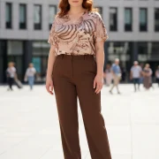 Σατέν Μπλουζάκι με Μπεζ‑Καφέ Print – Plus Size Chic & Καλοκαιρινή Αίσθηση
