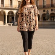 6. Product Short Description Μπλουζάκι 100% rayon με leaf print. Plus size εφαρμογή, άνετο και ιδανικό για chic και καλοκαιρινές εμφανίσεις.