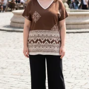 Καφέ Μπλούζα με Boho Print & Πλαϊνά Ανοίγματα – Plus Size Καθημερινή Κομψότητα