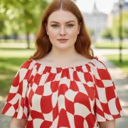 Σατέν Off‑Shoulder Μπλουζάκι με Κόκκινο‑Λευκό Print – Plus Size Καλοκαιρινή Κομψότητα